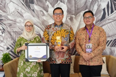 PJ Bupati Banyuasin Terima Penghargaan UHC Award