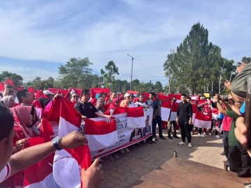 Luar Biasa, Jelang HUT Kemerdekaan, PJ Bupati Muhammad Farid Bagikan 10 Juta Bendera Merah Putih