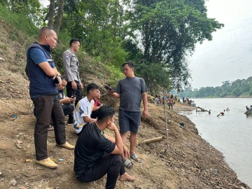 Polsek Muara Lakitan Polres Musi Rawas Sigap Bantu, Evakuasi Korban Tenggelam di Sungai Musi