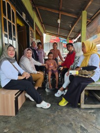 Terimakasih ROIS, Aisyah Kini Tersenyum Lagi Dapat Bantuan 2 Kursi Roda