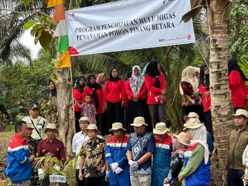 BERKARYA BERSAMA DESA SUKAKARYA PERTAMINA TANAM POHON PINANG BETARA DAN INOVASI PINANG TUA SEBAGAI ZAT INHIBITOR (ANTIKOROSI) LOGAM