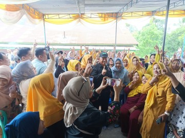 Kampanye di Karya Bakti, Emak-emak Suarakan ROIS Menang Coblos Nomor 1