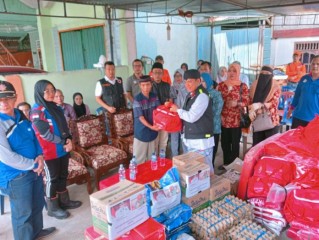 Pj Bupati Empat Lawang Serahkan Bantuan Kepada Korban Kebakaran di Desa Kota Gading