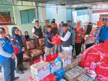 Pj Bupati Empat Lawang Serahkan Bantuan Kepada Korban Kebakaran di Desa Kota Gading