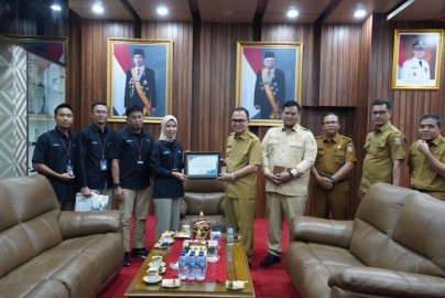PPPK Diikut Sertakan Program Kesejahteraan, Pj Bupati Banyuasin Diganjar Penghargaan dari PT Taspen Palembang