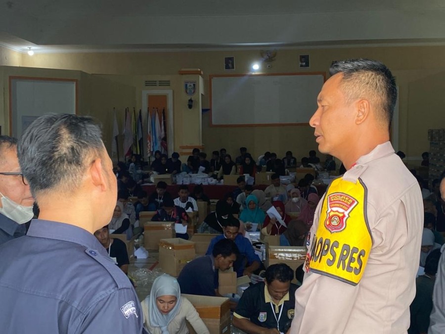 Personil OMB Polres Banyuasin Jaga Ketat Kantor KPU Banyuasin, Ada Apa Ya ?