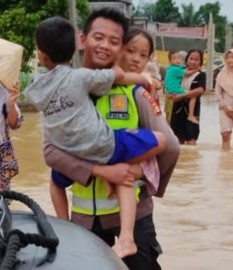 Kapolda Sumsel Salurkan Bantuan Logistik Bagi Warga Terdampak Banjir di Muratara