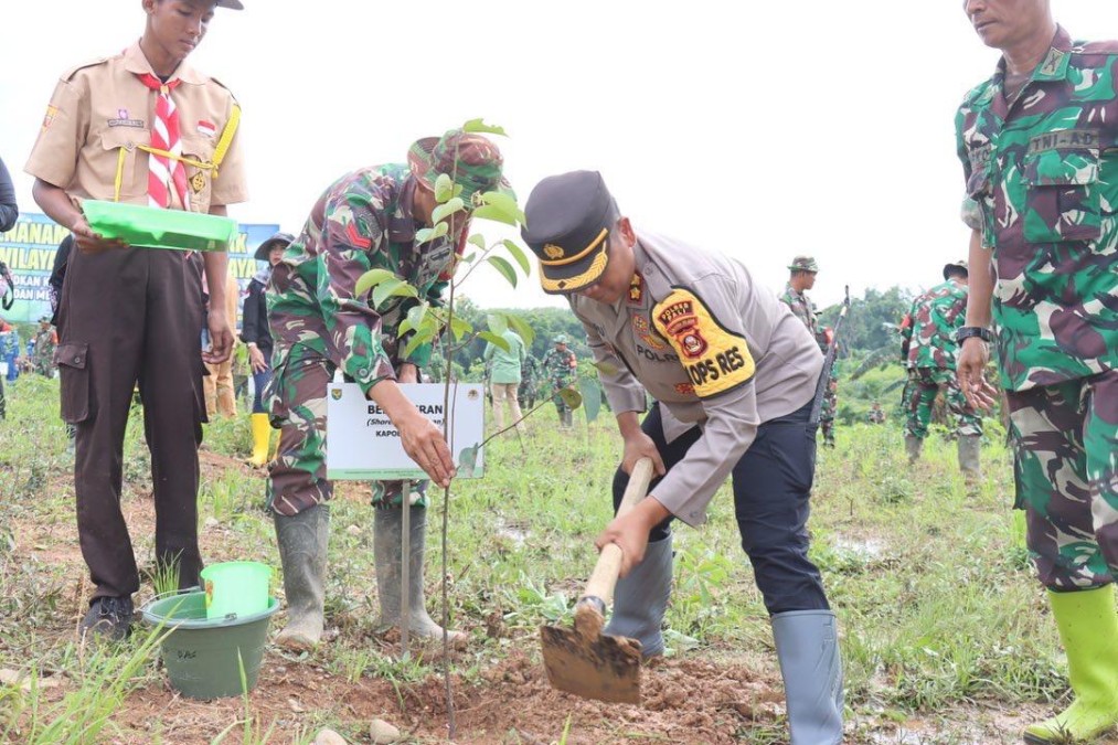 Kapolres Pali Bersama Masyarakat Lakukan Penanaman Pohon Serentak