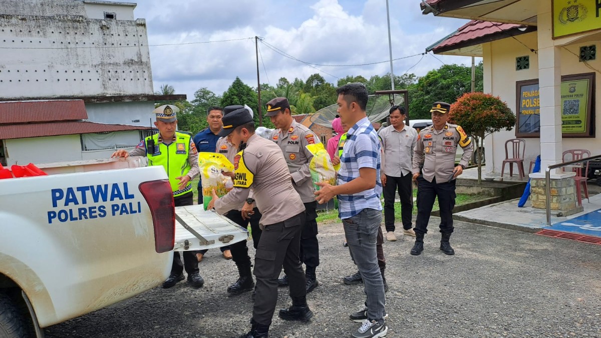 Kapolres dan Ketua Cabang Bhayangkari Palin Berikan Bansos pada Warga Transmigrasi