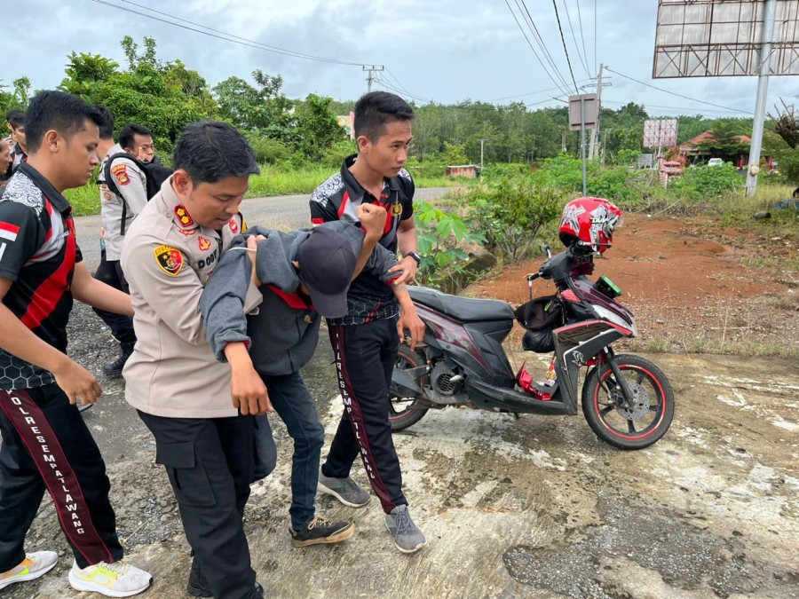 Viral, Kapolres Empat Lawang Hentikan Pidato Arahan ke Casis , Langsung Pergi Beri Pertolongan Korban Lakalantas