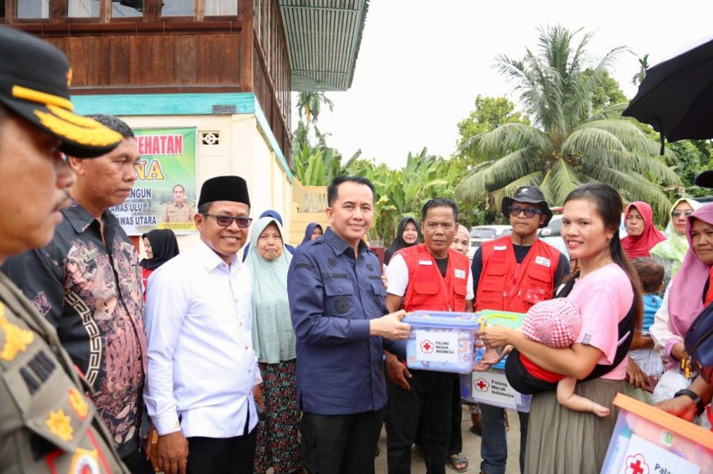 Pj Gubernur Agus Fatoni Tinjau Banjir di Muratara, Salurkan Bantuan dan Imbau Masyarakat Jaga Lingkungan