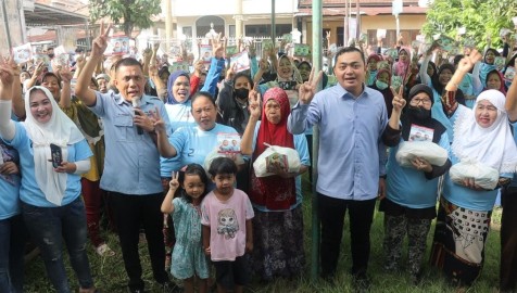 TKD Prabowo Gibran Sumsel Salurkan Bantuan ke Warga Seberang Ulu 11 Ribu Paket Sembako