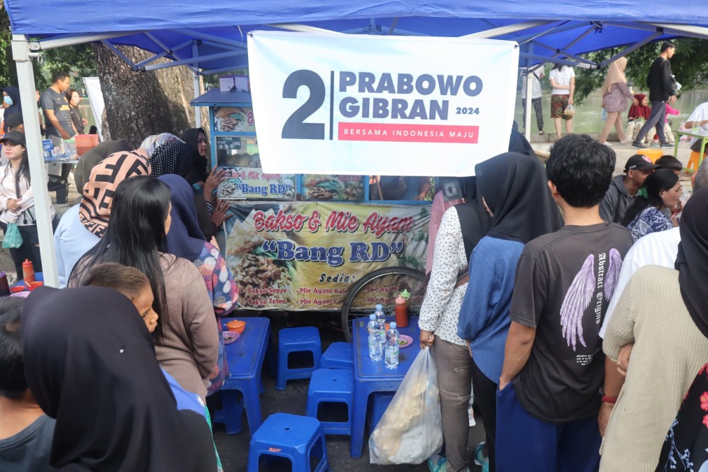 Puluhan Dagangan PKL Diborong TKD Sumsel Prabowo-Gibran, Pengunjung Kambang Iwak Makan Gratis