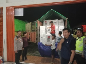Kapolsek Penukal Abab Kawal Distribusi Logistik Pemilu 2024 di Kecamatan