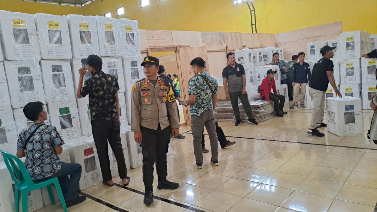 Polsek Penukal Utara Amankan Distribusi Logistik Pemilu 2024 di Kecamatan