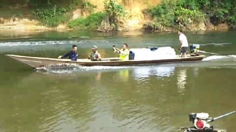 Distribusi Logistik Susuri Sungai Hingga 90 Menit Ke Dusun Sri Pengantin, Musi Rawas