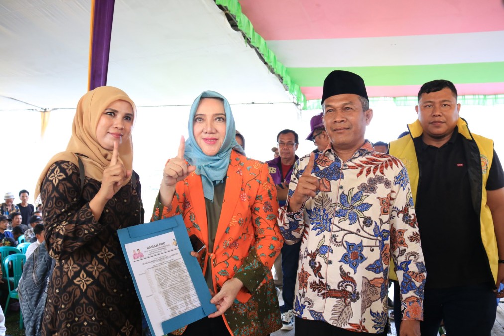 Cabup Hj Ratna Machmud Kukuhkan Tim Relawan Ramah-Pro Sukakarya dan Tuah Negeri
