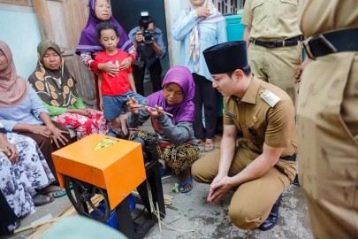 Tinjau Penyaluran Bantuan Mesin Irat Bambu, Mas Bupati Ipin Berharap Bisa Tingkatkan Ekonomi Rumah Tangga