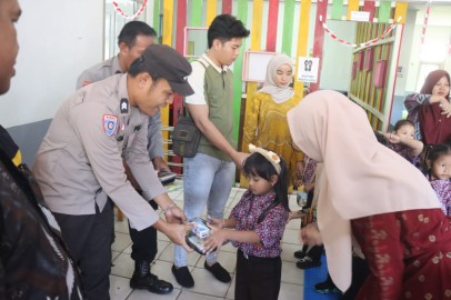 Polres Pali Berikan Makanan Siang Bergizi pada Anak TK Kemala Bhayangkari