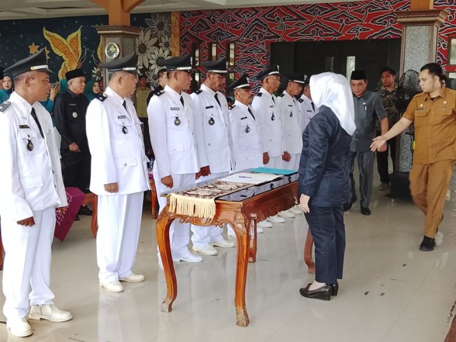 Bupati Musi Rawas Hj.Ratna Machmud Kukuhkan 13 Kepala Desa Dan TP-PKK Dalam Rangka Perpanjangan Masa Jabatan