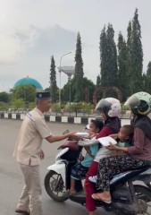 Ramadhan Berkah, SMSI Musi Rawas Bagikan Ratusan Takjil dan Nasi Kotak Kepada Pengguna Jalan dan Panti Asuhan